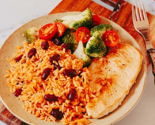 Arroz Pronto de Feijão com bifes de frango grelhados